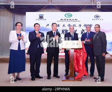 191113 -- LE CAIRE, le 13 novembre 2019 -- Wang Yang, président du Comité national de la Conférence consultative politique du peuple chinois (CCPPC), assiste à la cérémonie d inauguration de la salle de classe Confucius de l Université de Louxor en Égypte, le 12 novembre 2019. Invité par le Président Ali Abdel-AAL du Parlement égyptien, Wang a effectué une visite officielle en Égypte du 10 au 13 novembre. EGYPTE-CHINE-WANG YANG-VISITE YanxYan PUBLICATIONxNOTxINxCHN Banque D'Images