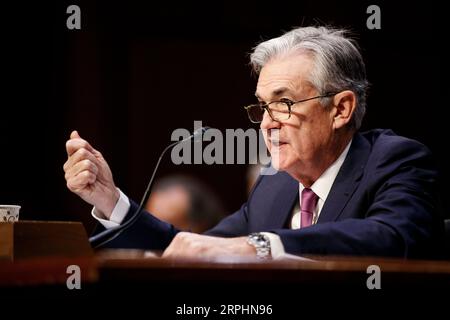 191113 -- WASHINGTON, le 13 novembre 2019 -- Jerome Powell, président de la Réserve fédérale américaine, témoigne devant le Comité économique mixte du Congrès sur les perspectives économiques au Capitol Hill à Washington D.C., aux États-Unis, le 13 novembre 2019. La position actuelle de la politique monétaire américaine est susceptible de rester appropriée tant que l'économie américaine reste sur la bonne voie, Jerome Powell a déclaré mercredi lors d'une audition organisée par le Comité économique mixte du Congrès. Photo de /Xinhua U.S.-WASHINGTON D.C.-FED-POWELL-HEARING TingxShen PUBLICATIONxNOTxINxCHN Banque D'Images