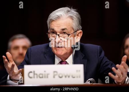 191113 -- WASHINGTON, le 13 novembre 2019 -- Jerome Powell, président de la Réserve fédérale américaine, témoigne devant le Comité économique mixte du Congrès sur les perspectives économiques au Capitol Hill à Washington D.C., aux États-Unis, le 13 novembre 2019. La position actuelle de la politique monétaire américaine est susceptible de rester appropriée tant que l'économie américaine reste sur la bonne voie, Jerome Powell a déclaré mercredi lors d'une audition organisée par le Comité économique mixte du Congrès. Photo de /Xinhua U.S.-WASHINGTON D.C.-FED-POWELL-HEARING TingxShen PUBLICATIONxNOTxINxCHN Banque D'Images