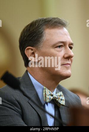 191113 -- WASHINGTON, le 13 novembre 2019 -- George Kent, secrétaire d'État adjoint pour les affaires européennes et eurasiennes, témoigne devant le comité du renseignement de la Chambre des représentants des États-Unis lors des audiences de destitution du président Donald Trump sur Capitol Hill à Washington D.C. les États-Unis, le 13 novembre 2019. Le Comité du renseignement de la Chambre des représentants des États-Unis a tenu la première audience publique mercredi depuis que les démocrates de la Chambre ont lancé une enquête de destitution contre le président Donald Trump en septembre pour déterminer s’il a abusé de son bureau dans ses interactions avec l’Ukraine. DESTITUTION US-WASHINGTON D.C.-TRUMP Banque D'Images