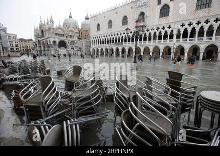 191114 -- VENISE, 14 novembre 2019 Xinhua -- les gens traversent la place Saint-Marc inondée à Venise, Italie, 13 novembre 2019. Les habitants de la ville inondée de Venise réclament l'achèvement d'un ambitieux plan de protection contre les inondations, élaboré il y a des décennies, malgré les inquiétudes des groupes environnementaux quant au fait que le plan pourrait causer des dommages écologiques à la région environnante. Les eaux de crue dans la ville du nord de l'Italie cette semaine ont atteint jusqu'à 187 centimètres, le plus haut niveau depuis l'inondation historique de 1966. Photo Alberto Lingria/Xinhua ITALY-VENICE-FLOOD PUBLICATIONxNOTxINxCHN Banque D'Images