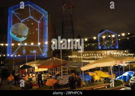 191115 -- RIGA, 15 novembre 2019 Xinhua -- des bâtiments illuminés sont vus lors du festival des lumières Staro Riga à Riga, Lettonie, le 15 novembre 2019. Le festival des lumières de Staro Riga a débuté ici vendredi. Staro Riga est une exposition d'installations extérieures, utilisées pour transformer le panorama de Riga avec la lumière moderne et la technologie vidéo. Photo Janis/Xinhua LATVIA-RIGA-LIGHT FESTIVAL PUBLICATIONxNOTxINxCHN Banque D'Images