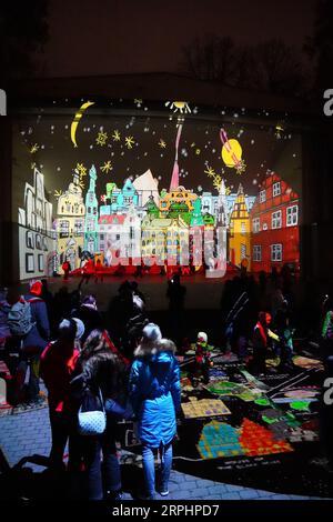 191115 -- RIGA, 15 novembre 2019 Xinhua -- les gens regardent une projection vidéo vous êtes ici... Ailleurs pendant le festival des lumières Staro Riga à Riga, Lettonie, le 15 novembre 2019. Le festival des lumières de Staro Riga a débuté ici vendredi. Staro Riga est une exposition d'installations extérieures, utilisées pour transformer le panorama de Riga avec la lumière moderne et la technologie vidéo. Photo Janis/Xinhua LATVIA-RIGA-LIGHT FESTIVAL PUBLICATIONxNOTxINxCHN Banque D'Images