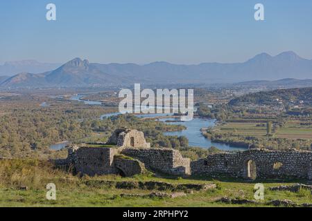 Panorama depuis la forteresse de Rozafa surplombant la rivière Drin Banque D'Images