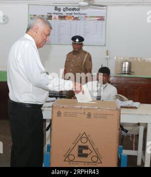 191116 -- COLOMBO, le 16 novembre 2019 Xinhua -- le Premier ministre sri-lankais Ranil Wickremesinghe L jette son bulletin de vote dans un bureau de vote lors des élections présidentielles à Colombo, au Sri Lanka, le 16 novembre 2019. Le taux de participation aux élections présidentielles au Sri Lanka a atteint 70 pour cent à 2:00 heures, heure locale, samedi, ont déclaré les responsables électoraux. Xinhua SRI LANKA-COLOMBO-PRESIDENTIAL ELECTIONS PUBLICATIONxNOTxINxCHN Banque D'Images