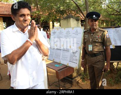 191116 -- HAMBANTOTA, le 16 novembre 2019 -- le chef adjoint du Parti national Uni du Sri Lanka, l'UNP et candidat à la présidence du Nouveau Front démocratique, Sajith Premadasa, est vu dans un bureau de vote après avoir voté à Hambantota, au Sri Lanka, le 16 novembre 2019. Le taux de participation aux élections présidentielles au Sri Lanka a atteint 70 pour cent à 2:00 heures, heure locale, samedi, ont déclaré les responsables électoraux. Photo de A.HAPUARACCHCI/Xinhua SRI LANKA-HAMBANTOTA-PRESIDENTIAL ELECTIONS A.HAPUAARACHCH PUBLICATIONxNOTxINxCHN Banque D'Images