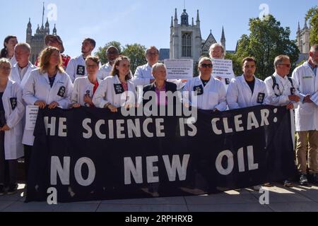 Londres, Royaume-Uni. 4 septembre 2023. Jenny Jones du Parti Vert rejoint les scientifiques sur la place du Parlement alors qu'ils organisent une manifestation contre le nouveau pétrole et le gaz. Crédit : Vuk Valcic/Alamy Live News Banque D'Images