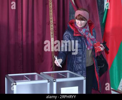 191117 -- MINSK, le 17 novembre 2019 Xinhua -- Une femme jette son bulletin de vote dans un bureau de vote à Minsk, Biélorussie, le 17 novembre 2019. Dimanche, la Biélorussie a commencé à voter pour choisir les membres de la chambre basse du Parlement. Agence télégraphique biélorusse via Xinhua BELARUS-MINSK-PARLIAMENTARY ELECTIONS-VOTE PUBLICATIONxNOTxINxCHN Banque D'Images