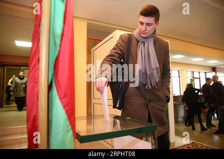 191117 -- MINSK, le 17 novembre 2019 Xinhua -- un homme jette son bulletin de vote dans un bureau de vote à Minsk, Biélorussie, le 17 novembre 2019. Dimanche, la Biélorussie a commencé à voter pour choisir les membres de la chambre basse du Parlement. Agence télégraphique biélorusse via Xinhua BELARUS-MINSK-PARLIAMENTARY ELECTIONS-VOTE PUBLICATIONxNOTxINxCHN Banque D'Images