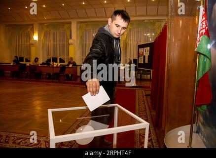 191117 -- MINSK, le 17 novembre 2019 Xinhua -- un homme jette son bulletin de vote dans un bureau de vote à Brest, Biélorussie, le 17 novembre 2019. Dimanche, la Biélorussie a commencé à voter pour choisir les membres de la chambre basse du Parlement. Agence télégraphique biélorusse via Xinhua BELARUS-MINSK-PARLIAMENTARY ELECTIONS-VOTE PUBLICATIONxNOTxINxCHN Banque D'Images