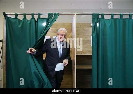 191117 -- MINSK, le 17 novembre 2019 Xinhua -- Mikhail Myasnikovich, président du Conseil de la République de l'Assemblée nationale biélorusse, doit voter dans un bureau de vote à Minsk, Biélorussie, le 17 novembre 2019. Dimanche, la Biélorussie a commencé à voter pour choisir les membres de la chambre basse du Parlement. Agence télégraphique biélorusse via Xinhua BELARUS-MINSK-PARLIAMENTARY ELECTIONS-VOTE PUBLICATIONxNOTxINxCHN Banque D'Images