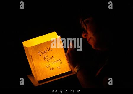 191118 -- BEIJING, le 18 novembre 2019 -- Une femme assiste au Water Lantern Festival à Los Angeles, États-Unis, le 16 novembre 2019. Photo de /Xinhua XINHUA PHOTOS DU JOUR QianxWeizhong PUBLICATIONxNOTxINxCHN Banque D'Images