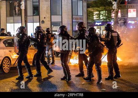 191118 -- PARIS, le 18 novembre 2019 Xinhua -- les forces de police françaises dispersent des manifestants lors d'une manifestation pour le premier anniversaire du mouvement gilets jaunes à Paris, France, le 17 novembre 2019. Le 17 novembre 2018, le mouvement, qui tire son nom des gilets haute visibilité que les conducteurs gardent dans leurs voitures, a commencé comme une campagne contre une augmentation du prix du diesel, le carburant automobile le plus couramment utilisé en France, que Macron a déclaré nécessaire pour lutter contre le changement climatique. Photo Aurelien Morissard/Xinhua FRANCE-PARIS-JAUNE GILET-ANNIVERSAIRE PUBLICATIONxNOTxINxCHN Banque D'Images