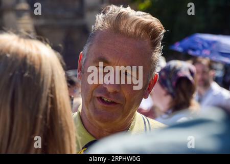 Londres, Royaume-Uni. 4 septembre 2023. Le naturaliste et présentateur de télévision Chris Packham rejoint les scientifiques sur la place du Parlement alors qu'ils organisent une manifestation contre le nouveau pétrole et le gaz. Crédit : Vuk Valcic/Alamy Live News Banque D'Images