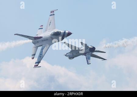 Cleveland, États-Unis. 04 septembre 2023. Un avion Thunderbird de l'United States Air Force se produit lors du Cleveland National Air Show à Cleveland, Ohio, le lundi 4 septembre 2023. Photo de Aaron Josefczyk/UPI crédit : UPI/Alamy Live News Banque D'Images