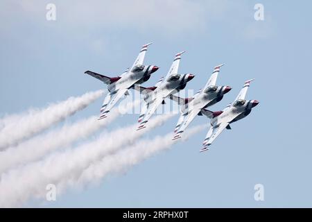 Cleveland, États-Unis. 04 septembre 2023. Un avion Thunderbird de l'United States Air Force se produit lors du Cleveland National Air Show à Cleveland, Ohio, le lundi 4 septembre 2023. Photo de Aaron Josefczyk/UPI crédit : UPI/Alamy Live News Banque D'Images