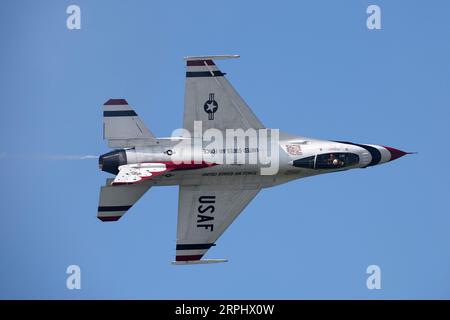 Cleveland, États-Unis. 04 septembre 2023. Un avion Thunderbird de l'United States Air Force se produit au Cleveland National Air Show à Cleveland, Ohio, le lundi 4 septembre 2023. Photo de Aaron Josefczyk/UPI crédit : UPI/Alamy Live News Banque D'Images