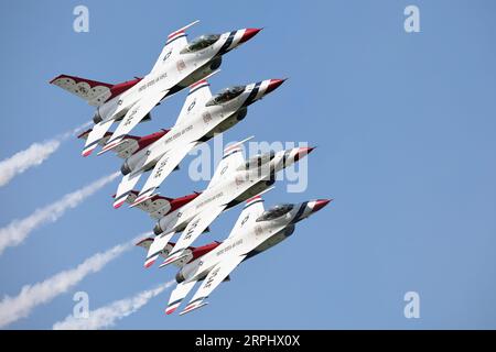 Cleveland, États-Unis. 04 septembre 2023. Un avion Thunderbird de l'United States Air Force se produit lors du Cleveland National Air Show à Cleveland, Ohio, le lundi 4 septembre 2023. Photo de Aaron Josefczyk/UPI crédit : UPI/Alamy Live News Banque D'Images