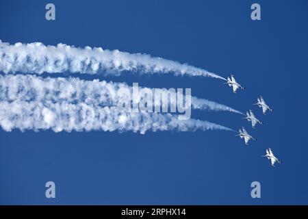 Cleveland, États-Unis. 04 septembre 2023. Un avion Thunderbird de l'United States Air Force se produit lors du Cleveland National Air Show à Cleveland, Ohio, le lundi 4 septembre 2023. Photo de Aaron Josefczyk/UPI crédit : UPI/Alamy Live News Banque D'Images