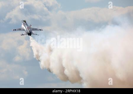 Cleveland, États-Unis. 04 septembre 2023. Un avion Thunderbird de l'United States Air Force se produit au Cleveland National Air Show à Cleveland, Ohio, le lundi 4 septembre 2023. Photo de Aaron Josefczyk/UPI crédit : UPI/Alamy Live News Banque D'Images