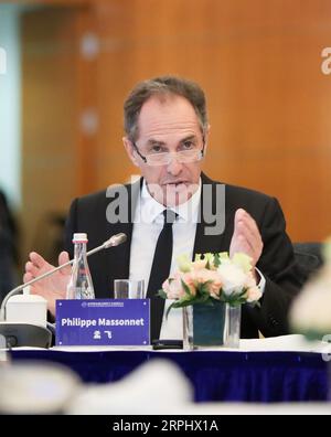 191118 -- SHANGHAI, le 18 novembre 2019 -- Philippe Massonnet, directeur régional Asie-Pacifique de l'Agence France-presse AFP, prend la parole lors de la quatrième réunion du présidium du Sommet mondial des médias à Shanghai, dans l'est de la Chine, le 18 novembre 2019. Les dirigeants de 13 organisations médiatiques de renommée mondiale ont déclaré lundi que l'intensification des efforts pour contrer les fausses nouvelles devrait être une priorité de l'industrie des médias. Des cadres supérieurs des organisations de médias de 11 pays ont fait les remarques lors de la quatrième réunion du présidium du Sommet mondial des médias. CHINA-SHANGHAI-WORLD MEDIA SUMMIT-PRESIDIUM MEETING CN DINGXTING PUB Banque D'Images