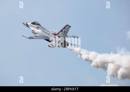 Cleveland, États-Unis. 04 septembre 2023. Un avion Thunderbird de l'United States Air Force se produit au Cleveland National Air Show à Cleveland, Ohio, le lundi 4 septembre 2023. Photo de Aaron Josefczyk/UPI crédit : UPI/Alamy Live News Banque D'Images