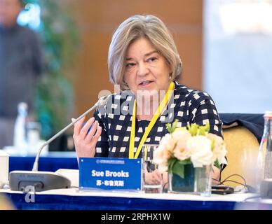 191118 -- SHANGHAI, 18 novembre 2019 -- Sue Brooks, directrice générale de Reuters Product and Agency Strategy, prend la parole lors de la quatrième réunion du présidium du Sommet mondial des médias WMS à Shanghai, dans l'est de la Chine, le 18 novembre 2019. Les dirigeants de 13 organisations médiatiques de renommée mondiale ont déclaré lundi que l'intensification des efforts pour contrer les fausses nouvelles devrait être une priorité de l'industrie des médias. Des cadres supérieurs des organisations de médias de 11 pays ont fait les remarques lors de la quatrième réunion du présidium du Sommet mondial des médias. CHINA-SHANGHAI-WORLD MEDIA SUMMIT-PRESIDIUM MEETING CN CAIXYANG PUBLICATIONXNO Banque D'Images