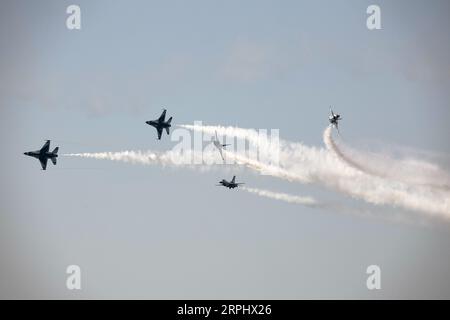 Cleveland, États-Unis. 04 septembre 2023. Un avion Thunderbird de l'United States Air Force se produit lors du Cleveland National Air Show à Cleveland, Ohio, le lundi 4 septembre 2023. Photo de Aaron Josefczyk/UPI crédit : UPI/Alamy Live News Banque D'Images