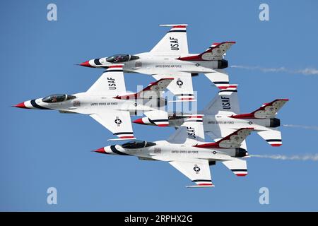 Cleveland, États-Unis. 04 septembre 2023. Un avion Thunderbird de l'United States Air Force se produit lors du Cleveland National Air Show à Cleveland, Ohio, le lundi 4 septembre 2023. Photo de Aaron Josefczyk/UPI crédit : UPI/Alamy Live News Banque D'Images