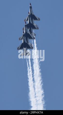 Cleveland, États-Unis. 04 septembre 2023. Un avion Thunderbird de l'United States Air Force se produit lors du Cleveland National Air Show à Cleveland, Ohio, le lundi 4 septembre 2023. Photo de Aaron Josefczyk/UPI crédit : UPI/Alamy Live News Banque D'Images