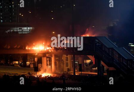 191120 -- BEIJING, le 20 novembre 2019 -- des émeutiers ont mis le feu à un survol à l'extérieur de l'Université polytechnique de Hong Kong dans le sud de la Chine, Hong Kong, le 17 novembre 2019. PHOTOS DU JOUR Xinhua PUBLICATIONxNOTxINxCHN Banque D'Images