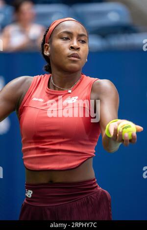 Coco Gauff (États-Unis) en compétition dans le Round 2 du US Open de tennis 2023. Banque D'Images