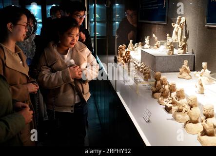 191120 -- ZHENGZHOU, le 20 novembre 2019 -- les gens visitent une exposition sur la musique et la danse le long de l'ancienne route de la soie à Zhengzhou, dans la province du Henan au centre de la Chine, le 19 novembre 2019. Plus de 280 artefacts datant des dynasties Han, Tang, Song et Yuan de la Chine ancienne sont exposés pendant l'exposition. CHINE-ZHENGZHOU-SILK ROAD-EXPOSITION CN LIXAN PUBLICATIONXNOTXINXCHN Banque D'Images