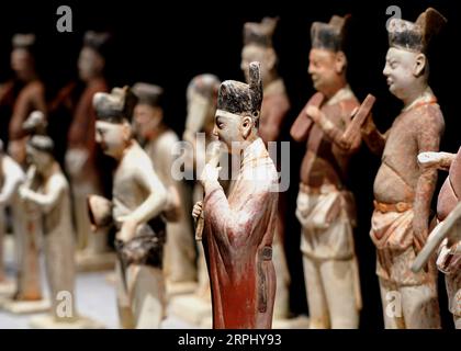 191120 -- ZHENGZHOU, 20 novembre 2019 -- des figurines joueuses de musique sont exposées lors d'une exposition sur la musique et la danse le long de l'ancienne route de la soie à Zhengzhou, dans la province du Henan, au centre de la Chine, le 19 novembre 2019. Plus de 280 artefacts datant des dynasties Han, Tang, Song et Yuan de la Chine ancienne sont exposés pendant l'exposition. CHINE-ZHENGZHOU-SILK ROAD-EXPOSITION CN LIXAN PUBLICATIONXNOTXINXCHN Banque D'Images