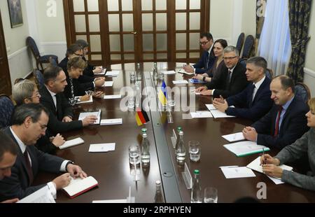 191120 -- KIEV, le 20 novembre 2019 -- le ministre ukrainien des Affaires étrangères, Vadym Prystaiko 3rd R, rencontre son homologue allemand Heiko Maas 4th L à Kiev, Ukraine, le 19 novembre 2019. L'Ukraine attend des termes clairs pour résoudre le conflit dans l'est de l'Ukraine lors du prochain sommet en format Normandie, a déclaré mardi le président ukrainien Volodymyr Zelensky. Photo de /Xinhua UKRAINE-KIEV-UKRAINIAN FM-GERMAN COUNTERPART-MEETING SergeyxStarostenko PUBLICATIONxNOTxINxCHN Banque D'Images