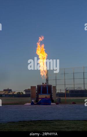 Une flamme brillante d'un moteur à gaz propane tire dans l'air. Ils testent le brûleur pour le mettre dans une montgolfière. Banque D'Images