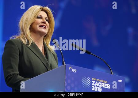 191121 -- ZAGREB, le 21 novembre 2019 Xinhua -- la présidente croate Kolinda Grabar-Kitarovic prononce un discours lors de la première journée du congrès du PPE du Parti populaire européen à Zagreb, Croatie, le 20 novembre 2019. Le PPE a élu président sortant du Conseil européen Donald Tusk comme nouveau dirigeant lors du congrès annuel mercredi soir. Goran Stanzl/Pixsell via Xinhua CROATIE-ZAGREB-EUROPEAN PEOPLE S PARTY-CONGRESS-TUSK PUBLICATIONxNOTxINxCHN Banque D'Images