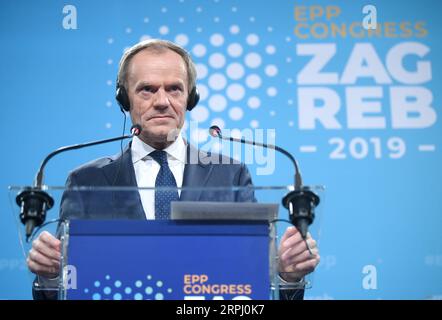 191121 -- ZAGREB, le 21 novembre 2019 Xinhua -- Donald Tusk, le président nouvellement élu du Parti populaire européen PPE, prend la parole lors d'une conférence de presse le deuxième jour du congrès du PPE à Zagreb, Croatie, le 21 novembre 2019. Le congrès du Parti populaire européen a adopté jeudi une résolution dans laquelle il rejette le scepticisme climatique, le socialisme vert et les politiques utopiques écologistes. Marko Lukunic/Pixsell via Xinhua CROATIE-ZAGREB-EUROPEAN PEOPLE S PARTY-CONGRESS PUBLICATIONxNOTxINxCHN Banque D'Images