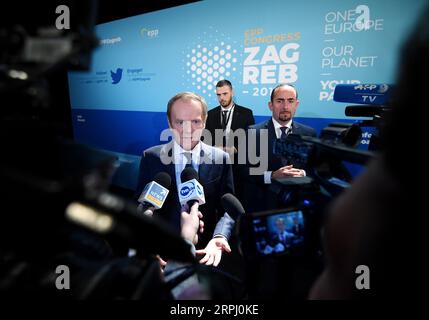 191121 -- ZAGREB, le 21 novembre 2019 Xinhua -- Donald Tusk Front, le président nouvellement élu du Parti populaire européen PPE, s'adresse aux journalistes lors de la deuxième journée du congrès du PPE à Zagreb, Croatie, le 21 novembre 2019. Le congrès du Parti populaire européen a adopté jeudi une résolution dans laquelle il rejette le scepticisme climatique, le socialisme vert et les politiques utopiques écologistes. Marko Lukunic/Pixsell via Xinhua CROATIE-ZAGREB-EUROPEAN PEOPLE S PARTY-CONGRESS PUBLICATIONxNOTxINxCHN Banque D'Images