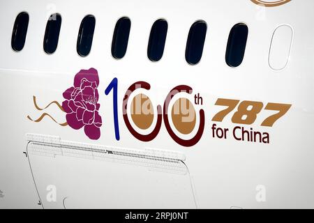 191122 -- PÉKIN, le 22 novembre 2019 -- Un Boeing 787 Dreamliner portant le logo spécial 100th 787 pour la Chine est livré à Juneyao Airlines à Seattle, dans l'État de Washington, aux États-Unis, le 20 novembre 2019. Le géant américain de l'aviation Boeing Company a livré mercredi le sixième 787-9 Dreamliner à Juneyao Airlines, le 100e jet 787 à achat direct de l'industrie aérienne chinoise. PHOTOS XINHUA DU JOUR WuxXiaoling PUBLICATIONxNOTxINxCHN Banque D'Images