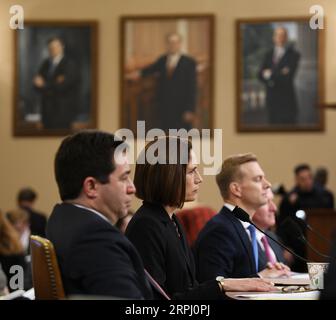 191122 -- WASHINGTON, le 22 novembre 2019 -- Fiona Hill 2nd L, ancienne directrice principale du Conseil de sécurité nationale pour l'Europe et la Russie, témoigne devant le Comité du renseignement de la Chambre des États-Unis sur Capitol Hill à Washington D.C., aux États-Unis, le 21 novembre 2019. Les deux derniers témoins prévus pour témoigner publiquement devant un panel de la Chambre dans le cadre d’une enquête de destitution du président américain Donald Trump ont présenté leurs récits d’événements liés à l’enquête jeudi. ÉTATS-UNIS-WASHINGTON D.C.-TÉMOIN-TÉMOIGNAGE-TRUMP LIUXJIE PUBLICATIONXNOTXINXCHN Banque D'Images