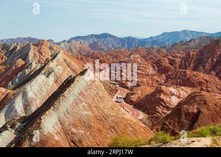 Route sinueuse à travers les montagnes colorées de l'arc-en-ciel. Paysage de la Chine sur la route de la soie. Magnifique coucher de soleil au parc géologique national de Zhangye Danxia, Gan Banque D'Images