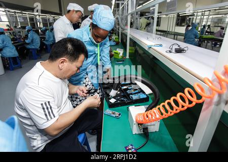 191122 -- MUKONO OUGANDA, 22 novembre 2019 Xinhua -- des employés assemblent des téléphones à l'usine d'Engo Holdings Group Limited au parc industriel de Namanve à Mukono, Ouganda, le 22 novembre 2019. La société chinoise d'électronique, Engo Holdings Group Limited, a ouvert vendredi une usine de 5 millions de dollars américains en Ouganda qui fabriquera des téléphones et des ordinateurs portables. Photo de Hajarah Nalwadda/Xinhua OUGANDA-MUKONO-CHINESE ELECTRONICS COMPANY-OUVERTURE D'USINE PUBLICATIONxNOTxINxCHN Banque D'Images