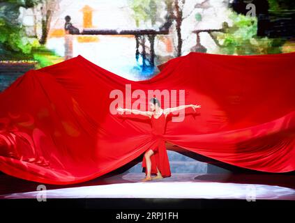 191123 -- CHONGQING, le 23 novembre 2019 -- un artiste se produit lors de la cérémonie d'ouverture du 13e Festival international des feuilles rouges des trois Gorges du fleuve Yangtze de Chine Chongqing, dans le comté de Wushan, dans le sud-ouest de la municipalité de Chongqing, le 22 novembre 2019. Le festival Red Leaf a débuté ici vendredi et durera jusqu’au 30 décembre. CHINE-CHONGQING-WUSHAN-FEUILLE ROUGE FESTIVALCN WANGXQUANCHAO PUBLICATIONXNOTXINXCHN Banque D'Images