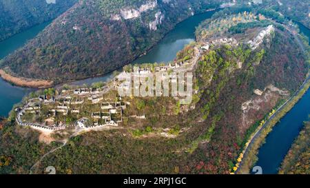 191123 -- PÉKIN, 23 novembre 2019 -- une photo aérienne prise le 22 novembre 2019 montre les restes du village de Chunqiu, un ancien village de montagne, dans le canton de Donggong du comté de Nanzhang, province du Hubei en Chine centrale. Il y a environ 1 000 anciens villages de montagne dans le comté de Nanzhang, parmi lesquels six villages ont été répertoriés comme sites de protection culturelle clé nationale. PHOTOS XINHUA DU JOUR DuxHuaju PUBLICATIONxNOTxINxCHN Banque D'Images