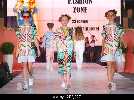 191123 -- MINSK, le 23 novembre 2019 Xinhua -- des mannequins pour enfants présentent de nouveaux vêtements pour enfants lors de la Kids Fashion zone, une exposition de vente de vêtements pour enfants à des fins caritatives, à Minsk, Biélorussie, le 23 novembre 2019. L'activité a eu lieu ici pour marquer la Journée mondiale des enfants de 2019. Xinhua/Henadz Zhinkov BIÉLORUSSIE-MINSK-KIDS MODE ZONE-MONDE ENFANTS S JOUR-CÉLÉBRATION PUBLICATIONxNOTxINxCHN Banque D'Images