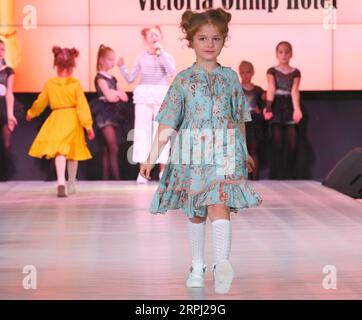191123 -- MINSK, le 23 novembre 2019 Xinhua -- Un mannequin présente de nouveaux vêtements pour enfants lors de la Kids Fashion zone, une exposition de vente de vêtements pour enfants à des fins caritatives, à Minsk, Biélorussie, le 23 novembre 2019. L'activité a eu lieu ici pour marquer la Journée mondiale des enfants de 2019. Xinhua/Henadz Zhinkov BIÉLORUSSIE-MINSK-KIDS MODE ZONE-MONDE ENFANTS S JOUR-CÉLÉBRATION PUBLICATIONxNOTxINxCHN Banque D'Images