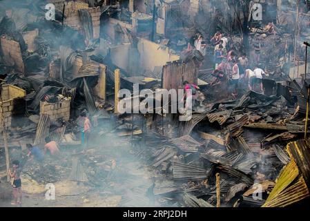 191124 -- PÉKIN, le 24 novembre 2019 -- des résidents tentent d'éteindre un incendie dans un quartier résidentiel de Quezon City, Philippines, le 23 novembre 2019. PHOTOS XINHUA DU JOUR RouellexUmali PUBLICATIONxNOTxINxCHN Banque D'Images