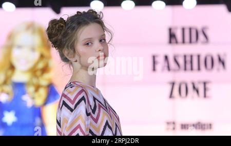 191124 -- BEIJING, le 24 novembre 2019 -- Un mannequin présente de nouveaux vêtements pour enfants lors de la Kids Fashion zone à Minsk, Biélorussie, le 23 novembre 2019. L'activité a eu lieu ici pour marquer la Journée mondiale des enfants de 2019. PHOTOS XINHUA DU JOUR HenadzxZhinkov PUBLICATIONxNOTxINxCHN Banque D'Images