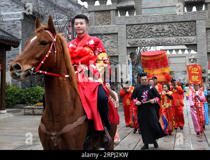 191124 -- QINGDAO, 24 novembre 2019 -- Un front de marié se prépare à assister à une cérémonie de mariage de groupe dans la ville antique de Jimo à Qingdao, dans la province du Shandong de l'est de la Chine, le 24 novembre 2019. Une cérémonie traditionnelle chinoise de mariage de groupe a eu lieu ici dimanche. CHINE-SHANDONG-QINGDAO-MARIAGE DE GROUPE TRADITIONNEL CN LIXZIHENG PUBLICATIONXNOTXINXCHN Banque D'Images